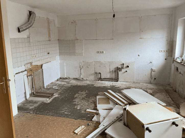 Demontage einer Einbauküche mit fachgerechtem Abbau von Küchenschränken und Geräten.
