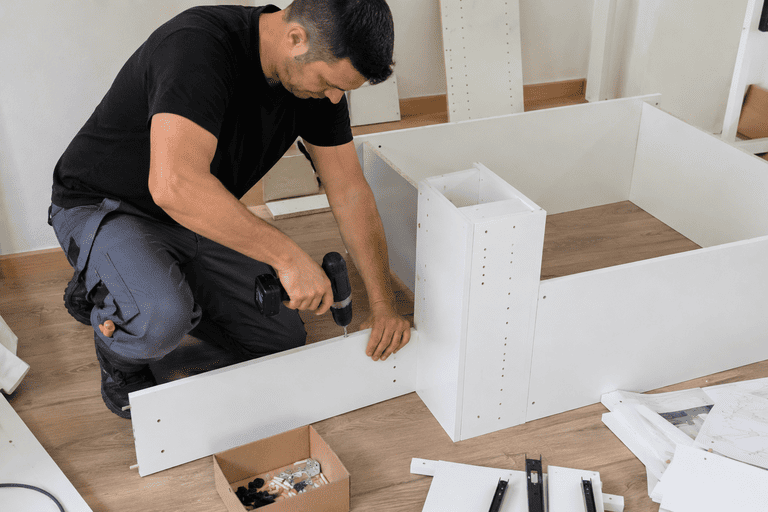 Montage und Reparatur von Schränken, Betten, Regalen, Kommoden und Büromöbeln. Wir beheben Schäden an Schubladen, Scharnieren und Möbelbeschlägen schnell und zuverlässig.