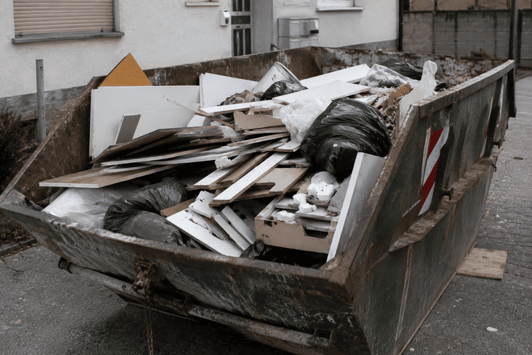 Container mit Sperrmüll, alten Möbeln und Holzabfällen zur fachgerechten Entsorgung.