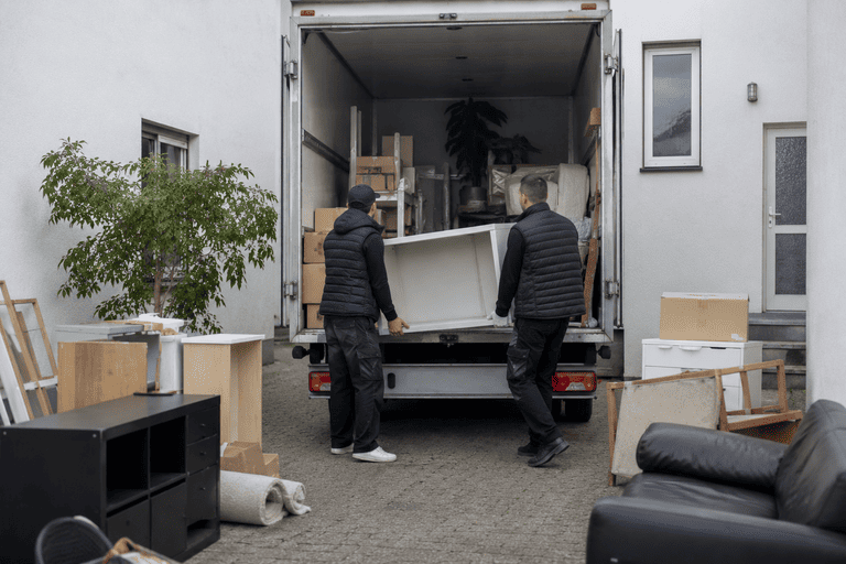 Räumungsservice mit Transportfahrzeug beim Abtransport von Möbeln und Hausrat.