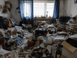 Stark vermüllte Messie-Wohnung vor der professionellen Entrümpelung und Reinigung.