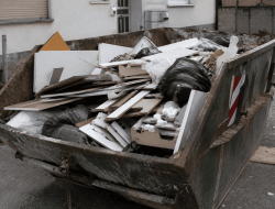 Container mit Sperrmüll, alten Möbeln und Holzabfällen zur fachgerechten Entsorgung.