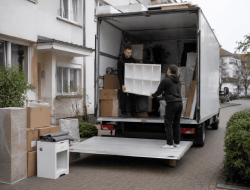Wohnungsentrümpelung mit aussortierten Möbeln, Kartons und Sperrmüll in einer Wohnung.